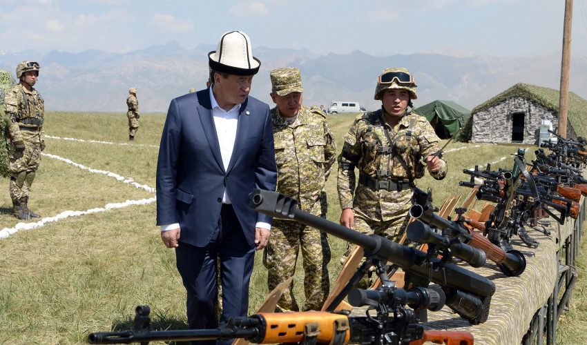 Президент КР С. Жээнбеков ознакомился с образцами вооружения армии Кыргызстана