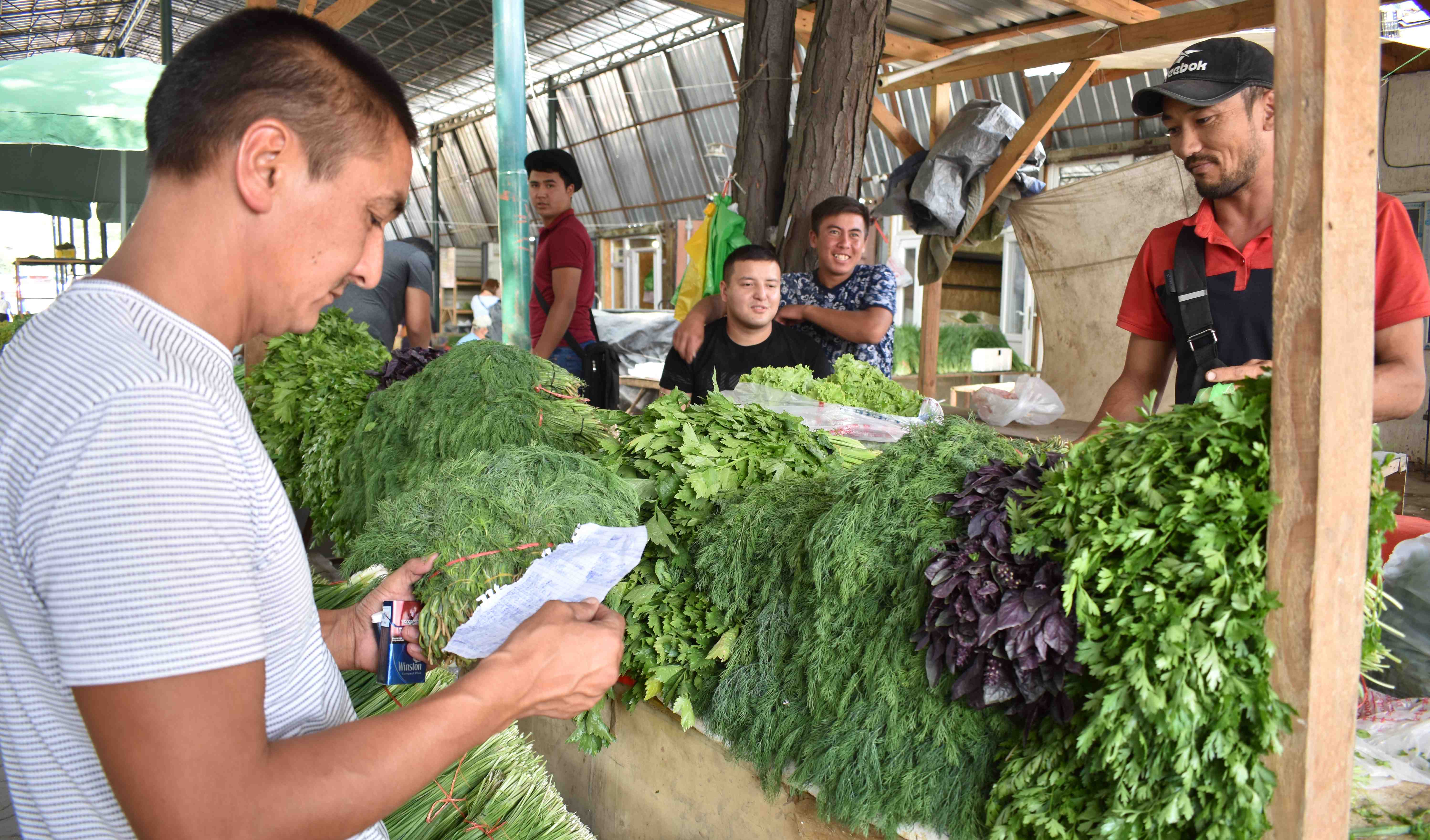 Базару нет! Аномальная жара и дефицит покупателей вызвали затишье на рынках Бишкека