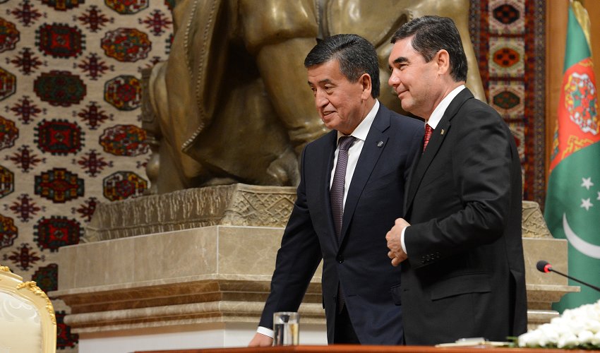 Президент Сооронбай Жээнбеков с самого начала явно не верил в кончину своего туркменского коллеги и друга…