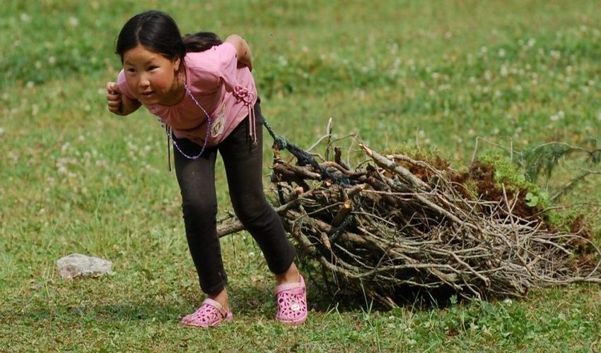 Многие кыргызстанки с детства привыкают к тяжелому труду, им невдомек, что можно реализоваться не только, как домохозяйка…