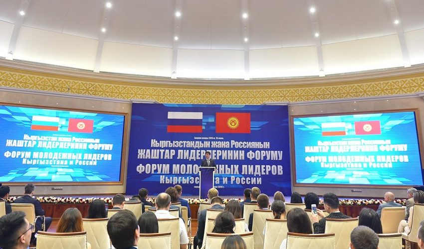 Участников форума приветствует премьер-министр КР Мухаммедкалый Абылгазиев.