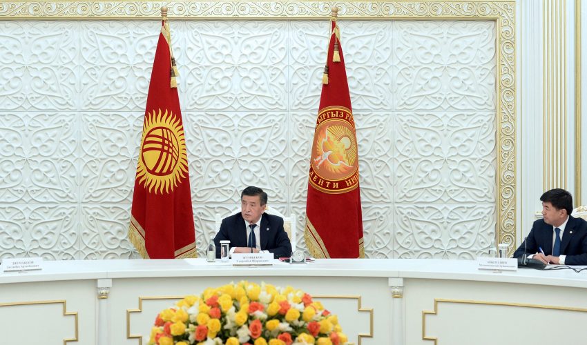 Президент КР Сооронбай Жээнбеков на совещании по вопросам границ.
