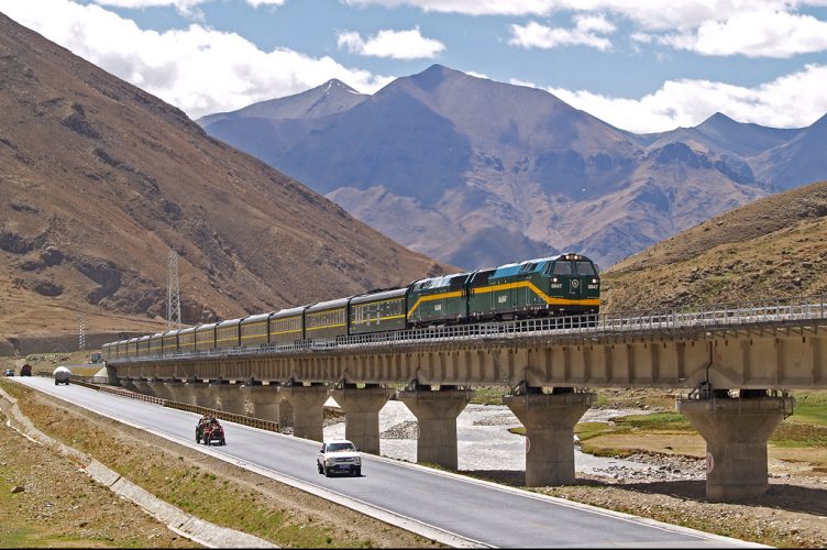 Китайцы уже обладают огромным опытом прокладки магистралей в горных условиях. На фото - железная дорога в заоблачном Тибете.
