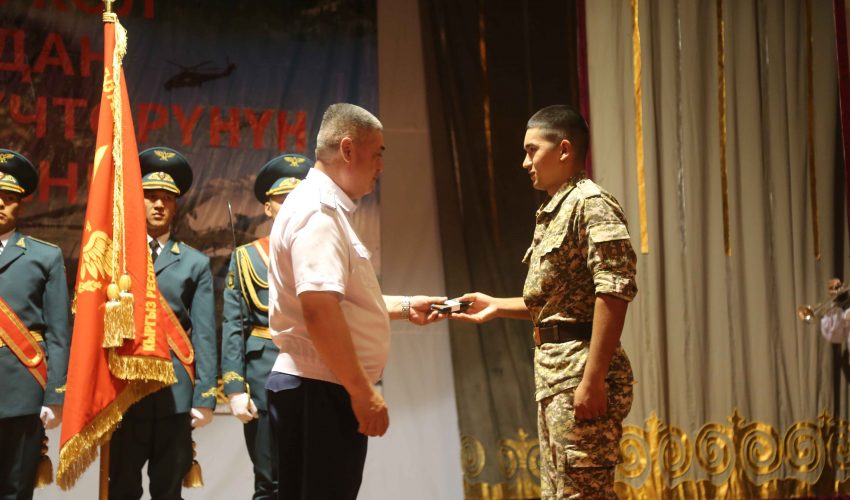Полковник Кылычбек Айдаралиев поздравляет своих подчиненных…