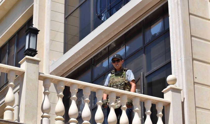 Сторонники экс-президента превратили его резиденцию в Кой-Таше в оборонительный форпост, причем имея на руках оружие…