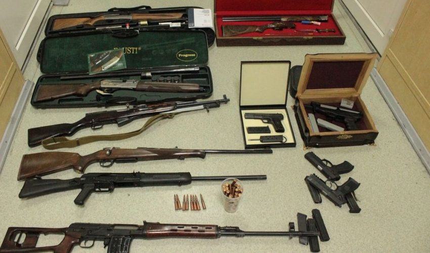 Образцы оружия, изъятые в доме А.Атамбаева, после его ареста. И это не считая арсенала, изъятого у плененных спецназовцев…