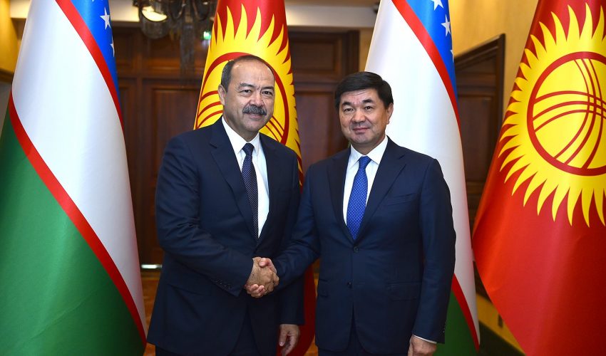 Искренние улыбки М. Абылгазиева и А. Арипова как символ сегодняшних отношений Кыргызстана и Узбекистана
