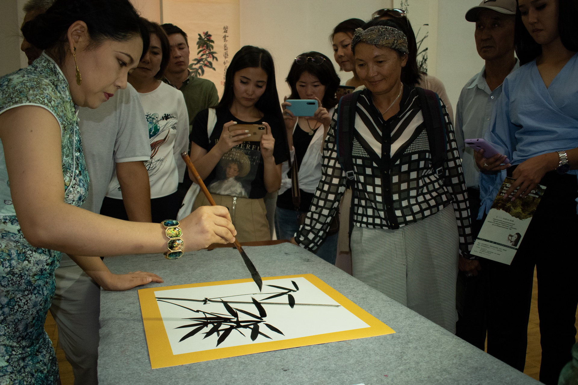 Чжан Би Юй, меня нарисуй! В Бишкеке выставка художницы, рисующей в особом стиле «гохуа» (ВИДЕО)
