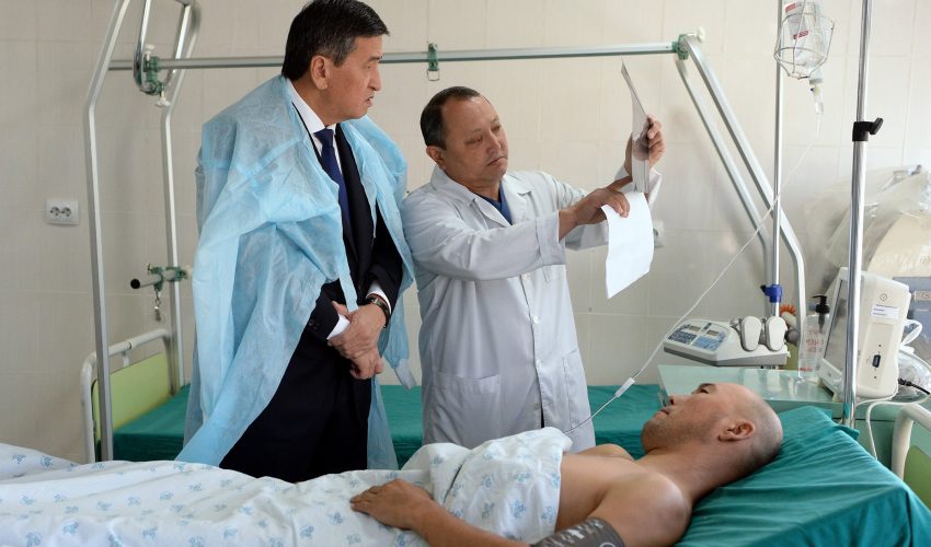 Президент КР Сооронбай Жээнбеков посетил в Бишкеке раненных пограничников, большинство из которых в тяжелом состоянии.