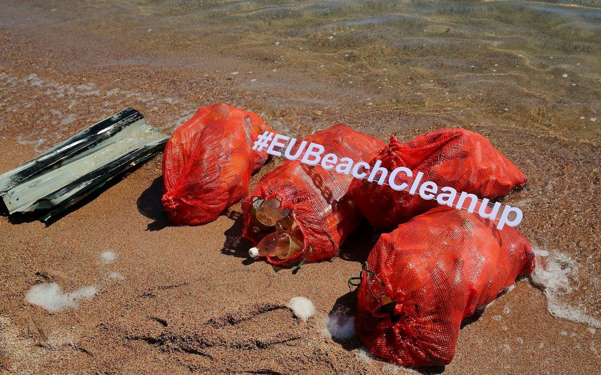 Пластик, бумага и стекло – чем еще мусорят вандалы на пляжах Иссык-Куля?