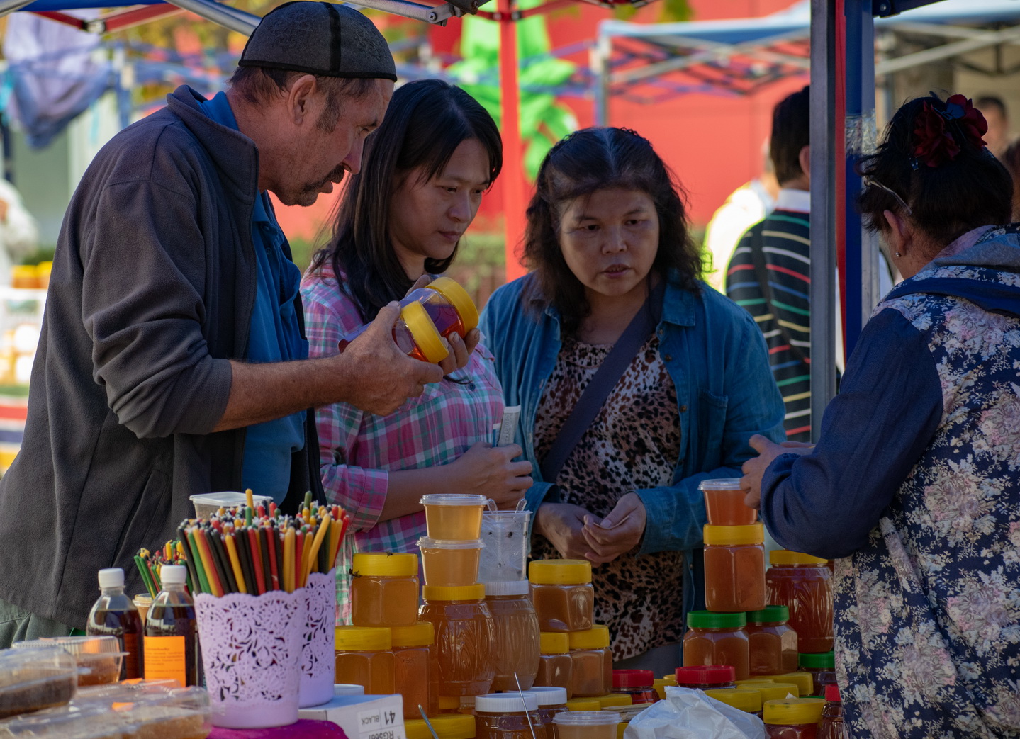 Знаменитый кыргызский мед – так и просится в рот! Где в Бишкеке его дешевле всего купить? (ВИДЕО)