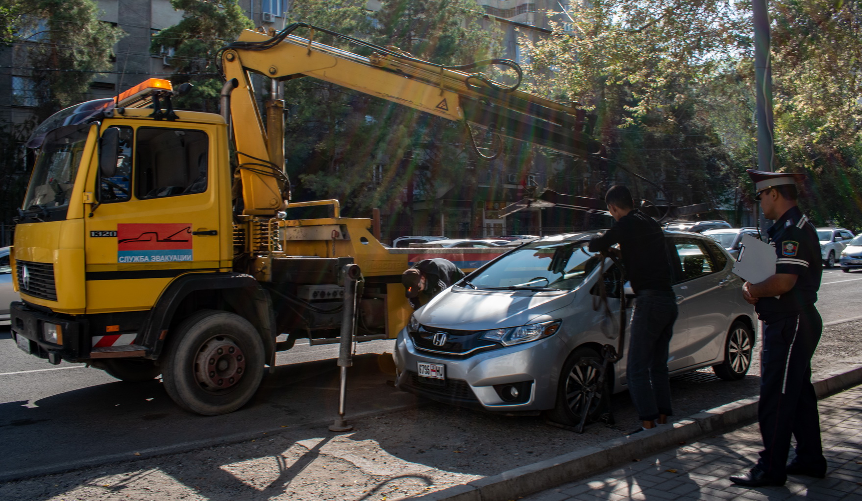 В столице Кыргызстана автоэвакуаторы работают без продыху!