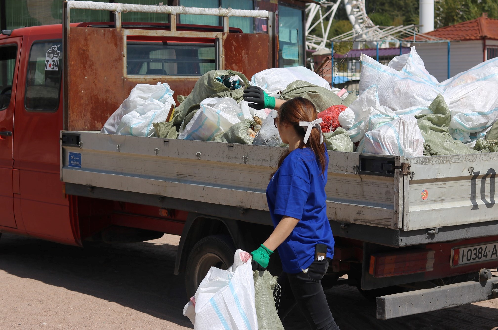 Пластик, бумага и стекло – чем еще мусорят вандалы на пляжах Иссык-Куля?
