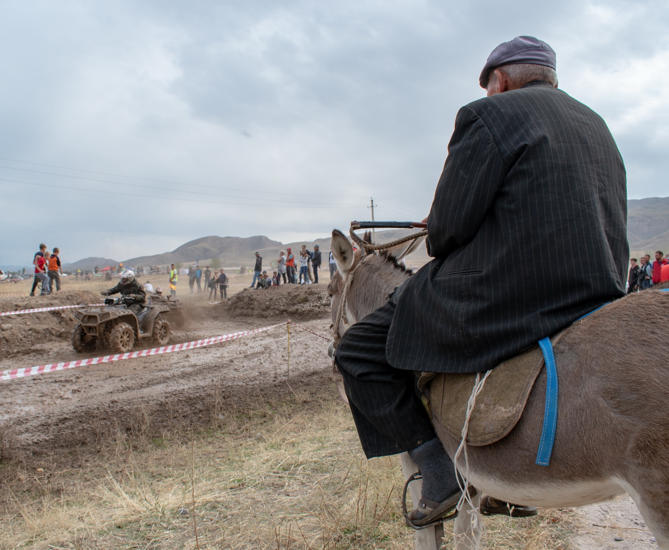 Гонки на «монстрах» и «котлетах»: под Бишкеком состоялась грязная битва лихих джиперов (ВИДЕО)