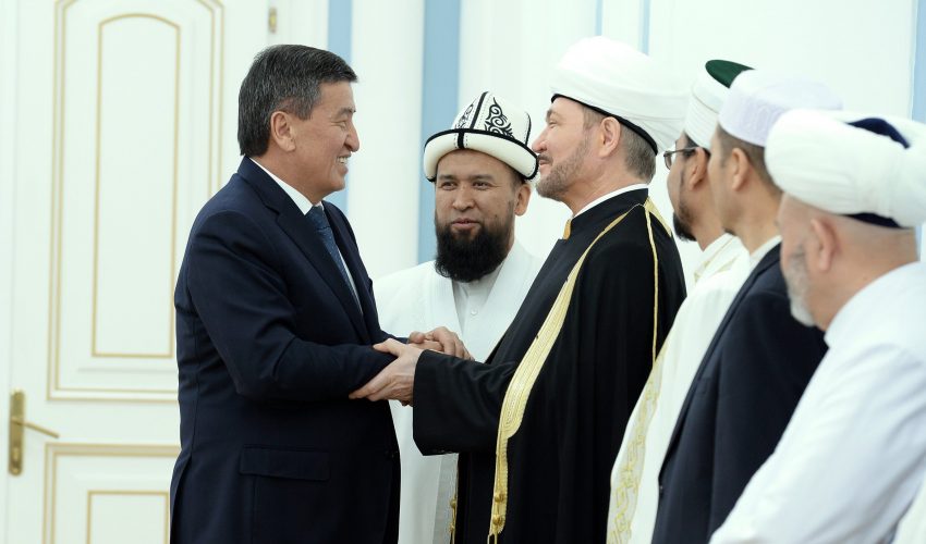 Высокие гости у президента КР – верховный муфтий Максат ажы Токтомушев с коллегами-богословами из России.