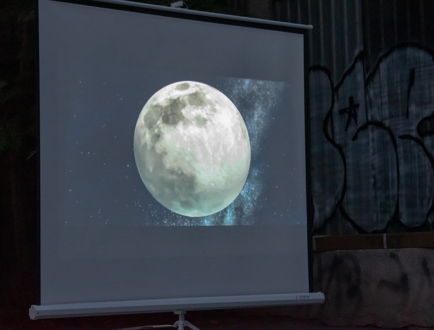 В Бишкеке дотянулись до космоса! Первые лекции по астрономии прошли прямо под открытым небом