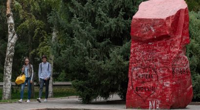 Вандализм цвета крови около Дома правительства Кыргызстана. Ни мэрия, ни милиция, никто не реагирует!