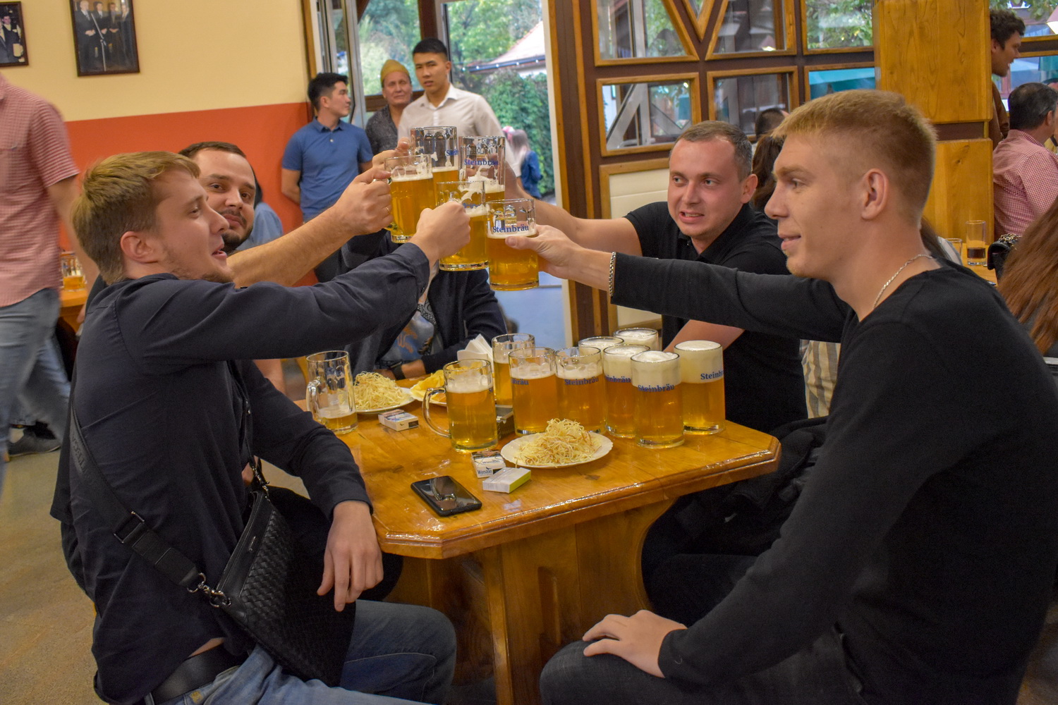 Сосиски, пиво, рок-н-ролл! Компания «Штайнброй» провела в Бишкеке свой «Октоберфест»
