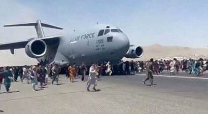 В Кабуле люди бегут за американским самолетом
