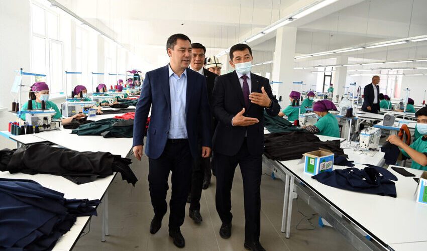 Президент в Джети-Огузе посетил швейную фабрику