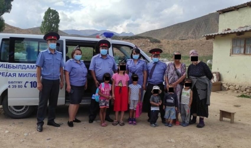 Иссык-Кульские милиционеры вручили школьные принадлежности детям из малообеспеченных семей
