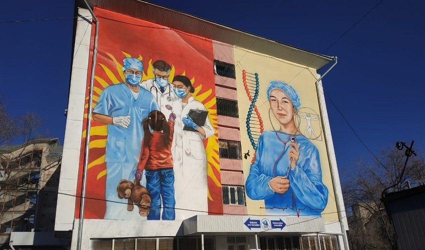 В Бишкеке появилась новая монументальная живопись