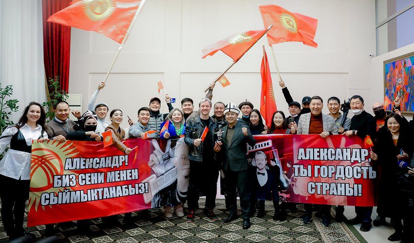 Победителя шоу «Голос» кыргызстанца Александра Волкодава встретили в Бишкеке