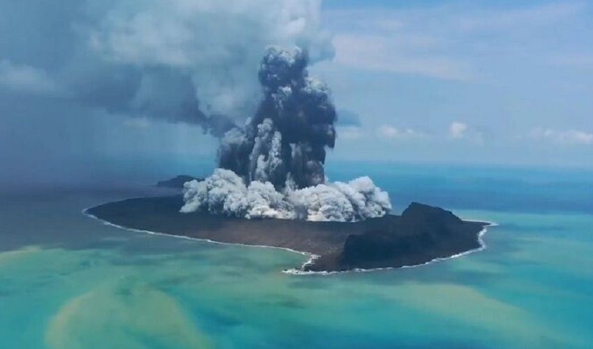 Мощнейшее извержение подводного вулкана в Тихом океане