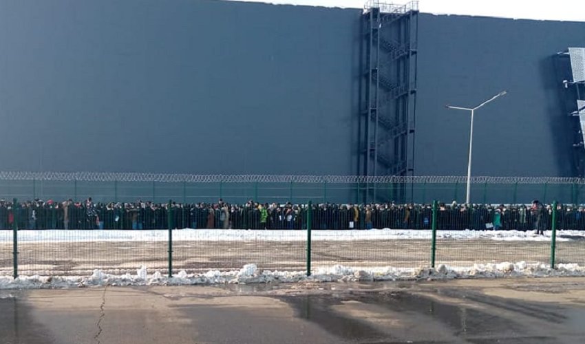 Фото дня: тысячи мигрантов в Москве стоят в очереди, чтобы пройти медосмотр