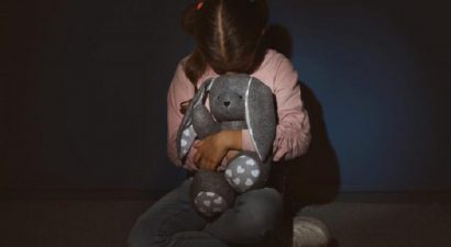 В Таласе госпитализировали беременную 13-летнюю девочку. Подозревают, что ее изнасиловал отчим