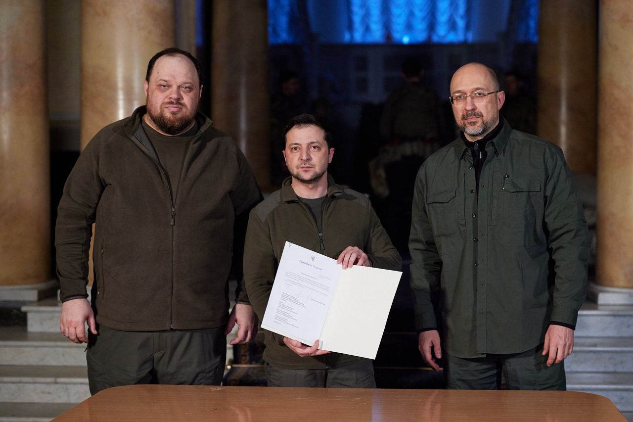 Владимир Зеленский подписал заявку на членство Украины в ЕС