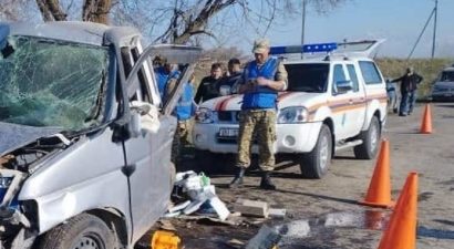 В Московском районе машина врезалась в дерево. 2 пассажира умерли, 6 пострадали