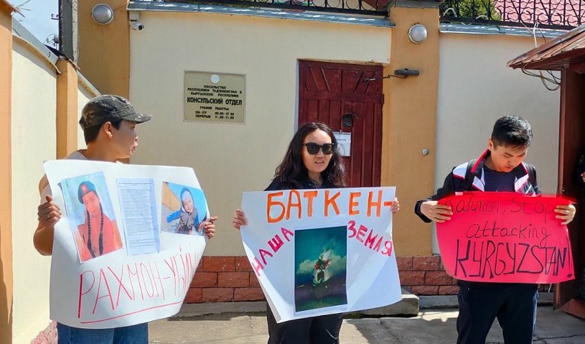 Митинг у посольства Таджикистана в КР: требуют прекратить агрессию в Баткене