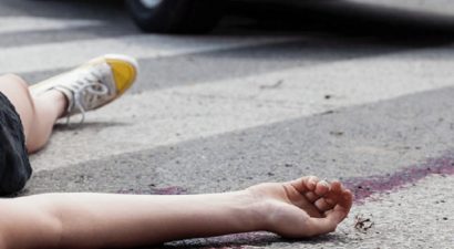 В Бишкеке на пешеходном переходе машина сбила девушку