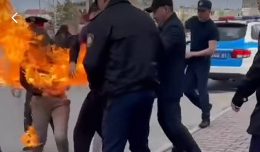 В Казахстане обманутая вкладчица финпирамиды подожгла себя у здания МВД