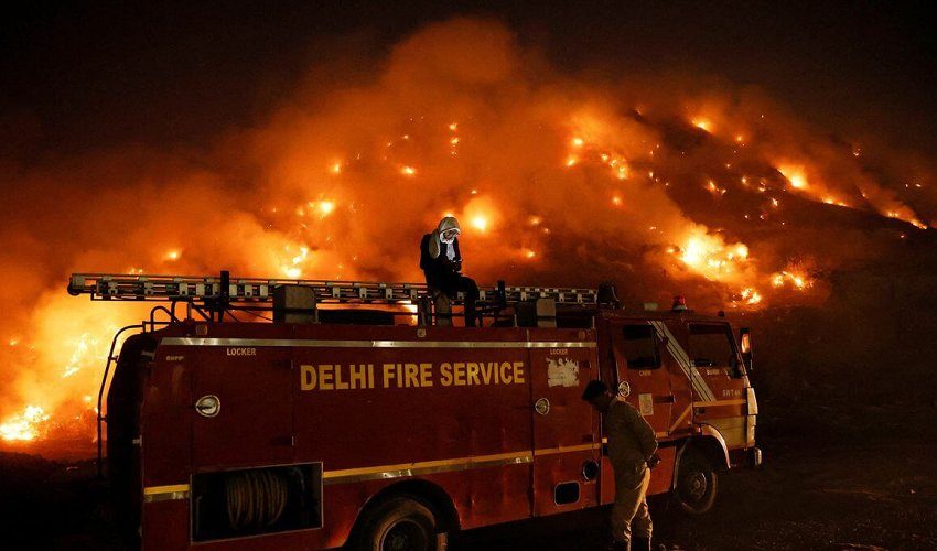 Вот уже третий день в Индии горит свалка высотой с 17-этажный дом