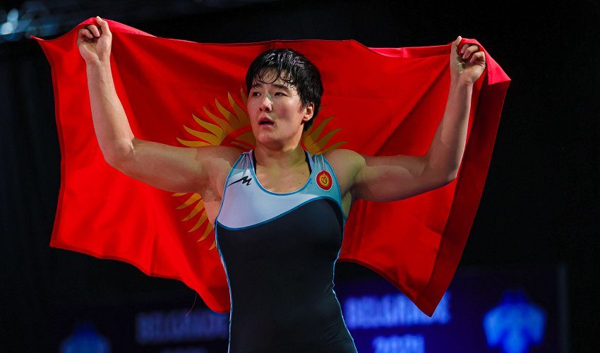 Чемпионат Азии по борьбе: Айпери Медет кызы и Мээрим Джуманазарова в финале