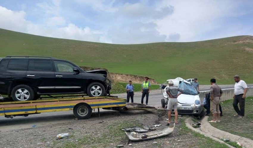В аварии на трассе Бишкек-Ош погиб водитель вместе с двумя детьми