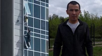 Казахстанцу спасшего девочку, которая висела на 8-этаже подарили квартиру