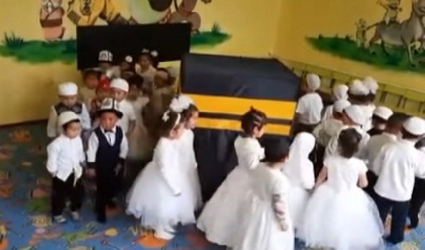 В Баткене воспитанники детского сада кружились вокруг макета Каабы. Милиция проводит проверку