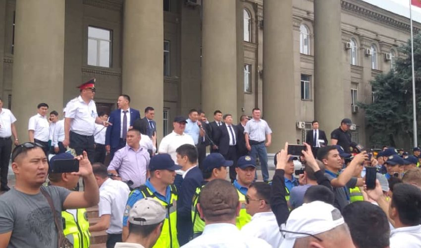 Митинг против внедрения ККМ: Акылбек Жапаров встретился с протестующими