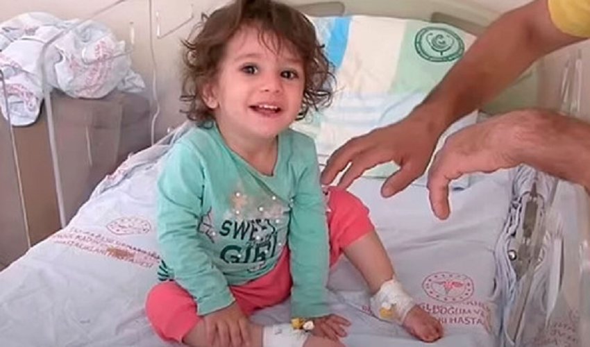В Турции двухлетняя девочка убила змею, укусив ее