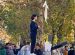 Протестующие иранские женщины с горящими хиджабами в руках бросают вызов режиму
