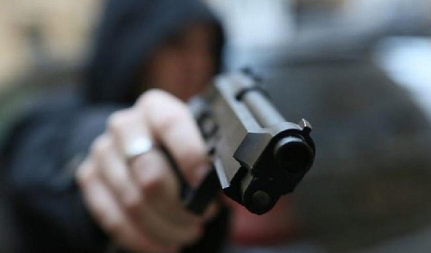 В столице на школьника напали с пистолетом