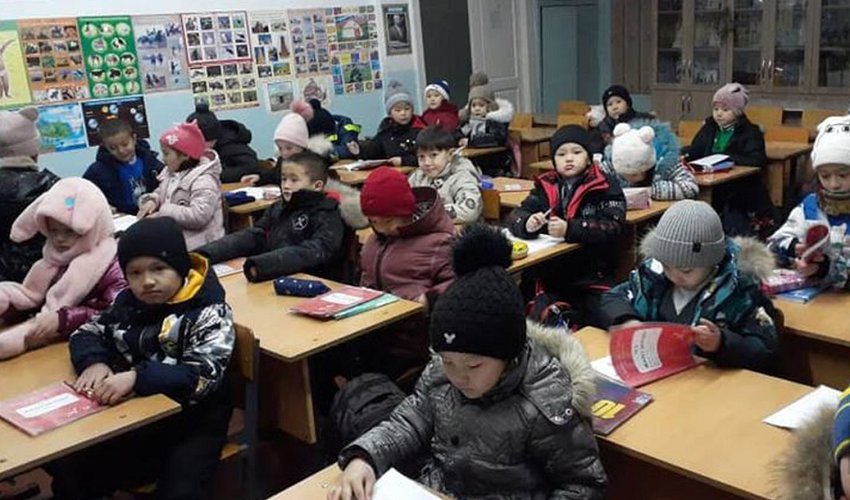 В Нижней Ала-Арче дети вынуждены сидеть на уроках в куртках и шапках