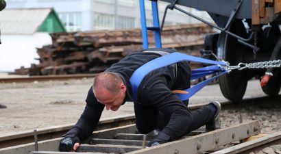 Впечатляющий рекорд КР: Спортсмен Алексей Тепляшин протащил 5 полувагонов общим весом 106 тонн