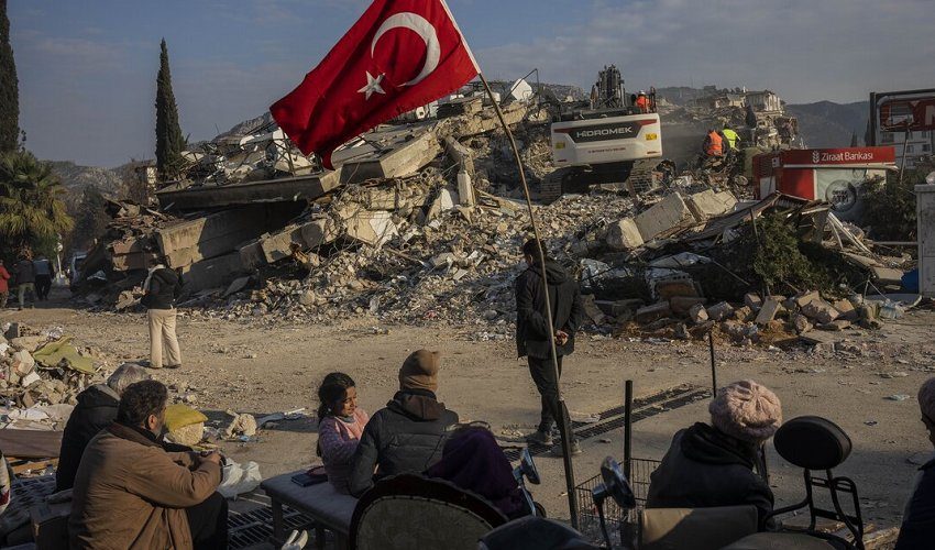 В Турции началась охота на ответственных за строительство зданий на фоне роста числа жертв землетрясения
